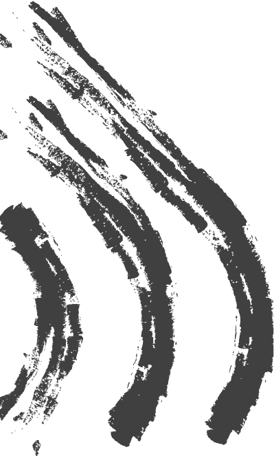 Extendly CRM - Drie dikke, gebogen zwarte lijnen van verschillende lengtes zijn parallel gerangschikt op een transparante achtergrond, waardoor een gestileerd, abstract ontwerp ontstaat dat doet denken aan warmte- of bewegingslijnen.